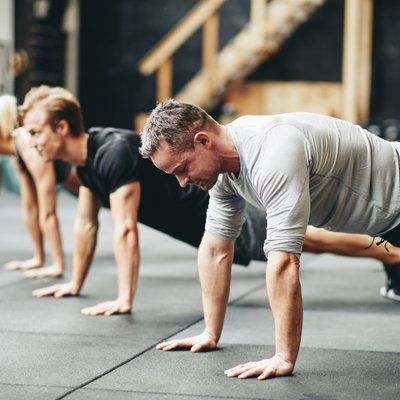 Gruppe trainiert im Plank