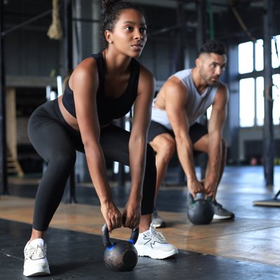 Paar trainiert mit der Kettlebell